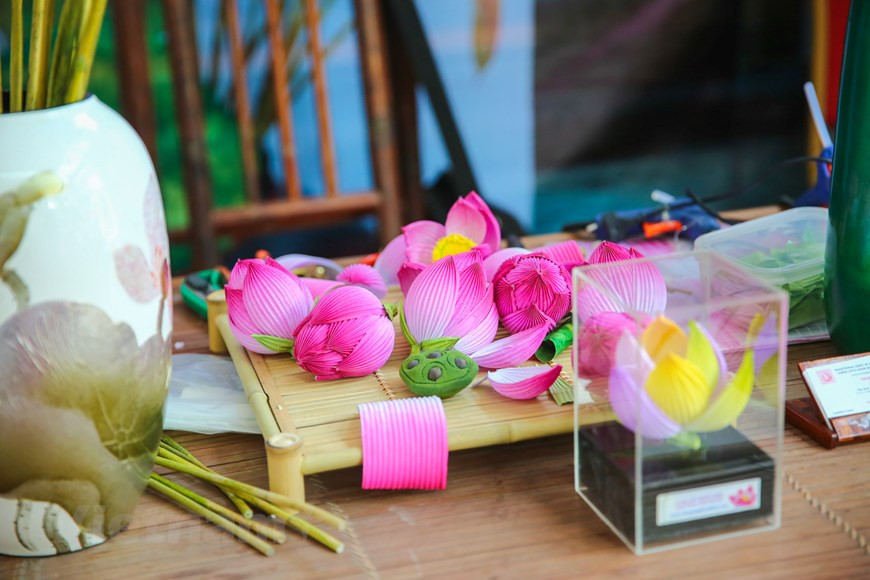 在阮朝时期，这里民众一年到头都是“面朝黄土 背朝天”。顺滑一代气候严苛，晒的时候暴晒，下雨的时候就到处湿漉漉，持续几个月都是这样。当地人得全盘考虑一年的生计，所以，制作纸花就出现，距今这个纸花手工艺村已经有300余年的历史。图自Vietnam+