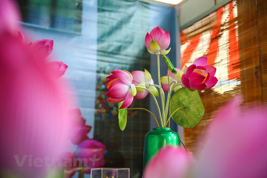 纸花都是由制作者巧妙的双手做成的。诸多游客前往承天顺化省青仙纸花手工艺村探索这一传统手工艺业。各种颜色都是从村里草木提取出来的，制作出青仙纸花别具一格的颜色。为了将制作技巧达到技术熟练水平，前辈给后辈传艺的传统得到村民保留和发扬，将传统手工艺世代相传。图自Vietnam+