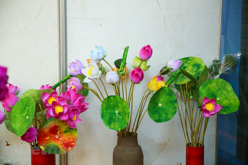 制作纸花的秘诀主要在于上色环节，如何让纸花的色彩够持久保持鲜亮。当地民众不使用化学颜料，而是采用树脂和树叶，通过祖传工艺制成颜料给纸花上色。颜料主要包括物种色彩，即红、紫、绿、黄、白。各种颜色都是从村里草木提取出来的，制作出青仙纸花别具一格的颜色。图自Vietnam+