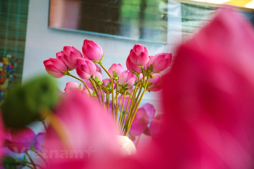 各种颜色都是从村里草木提取出来的，制作出青仙纸花别具一格的颜色。为了将制作技巧达到技术熟练水平，前辈给后辈传艺的传统得到村民保留和发扬，将传统手工艺世代相传。 每逢春节来临之际， 青仙 村民都忙于制作纸花，大大弘扬了本地传统手工艺产品—纸花。图自Vietnam+