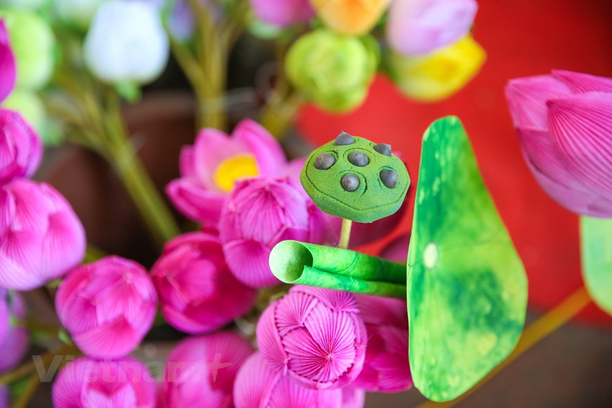 在越南中部地区的承天顺化省，有一个“纸花村”，这里的人们每年第三季度末开始晒竹子、藤条，到了次年1月就开始制作纸花，在春节前出售。这个远近闻名的纸花村就是富旺县富茂乡清先村，位于香江下游。距离顺化市区仅仅7公里。图自Vietnam+