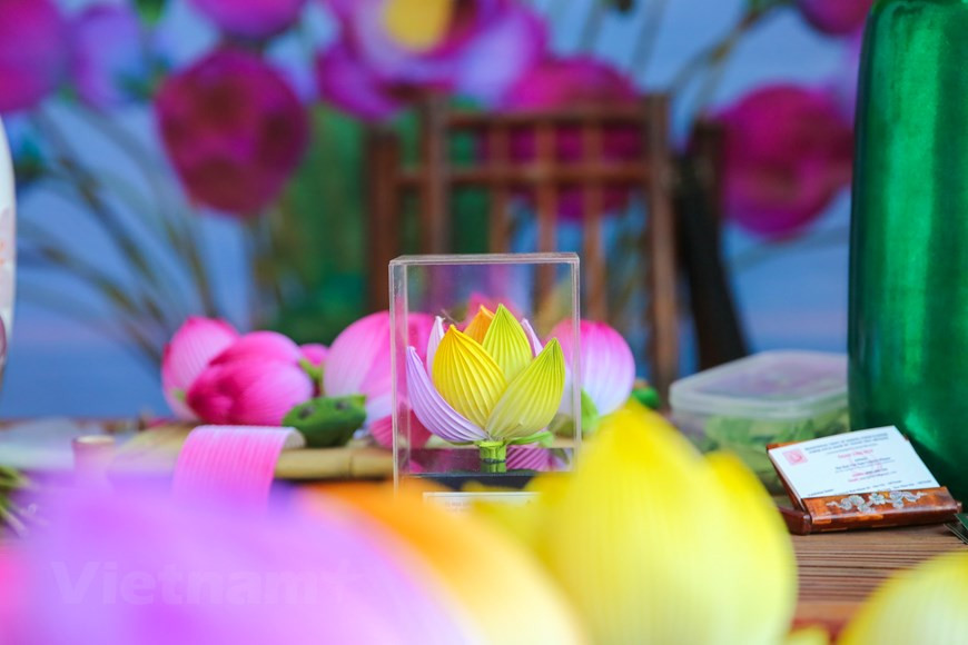 纸花都是由制作者巧妙的双手做成的。诸多游客前往承天顺化省青仙纸花手工艺村探索这一传统手工艺业。各种颜色都是从村里草木提取出来的，制作出青仙纸花别具一格的颜色。为了将制作技巧达到技术熟练水平，前辈给后辈传艺的传统得到村民保留和发扬，将传统手工艺世代相传。图自Vietnam+