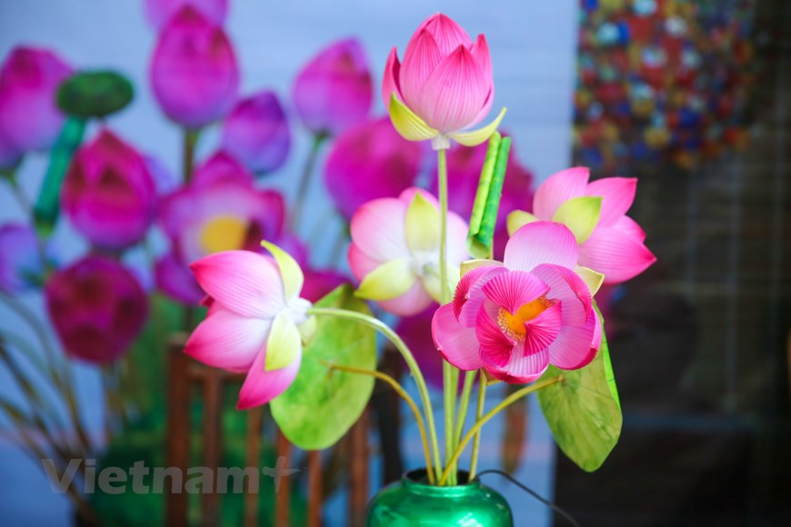 每逢春节来临，承天顺化省富旺县富戊乡青仙村到处都能看见朵朵鲜艳色彩的纸花。值得一提的是，经历数百年的时间，青仙村民仍保留并弘扬本地纸花制作的传统 手工艺，生产纸花满足顺化人和附近地区居民在春节期间对纸花的需求。图自Vietnam+