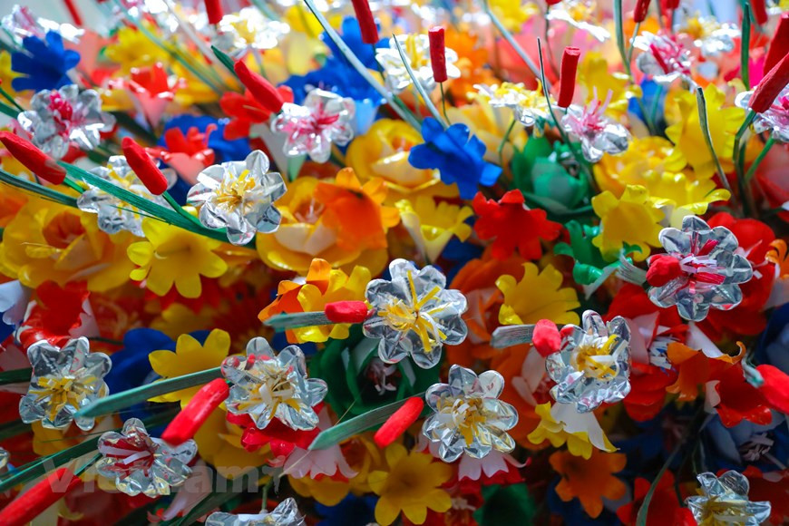 在越南中部地区的承天顺化省，有一个“纸花村”，这里的人们每年第三季度末开始晒竹子、藤条，到了次年1月就开始制作纸花，在春节前出售。这个远近闻名的纸花村就是富旺县富茂乡清先村，位于香江下游。距离顺化市区仅仅7公里。图自Vietnam+