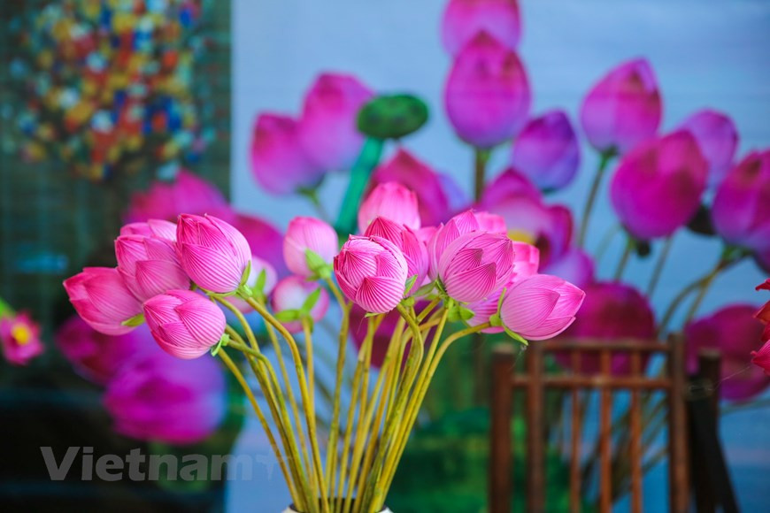 这里的纸花有多种，比如玫瑰花、荷花、菊花等。其中，纸花用来敬佛。顺滑人很重视拜祭供奉和心灵寄托，在他们看来，纸花是纯洁之花，没有其他四号掺杂。清仙纸花的售价不高，非常受人们的喜爱。为了将制作技巧达到技术熟练水平，前辈给后辈传艺的传统得到村民保留和发扬，将传统手工艺世代相传。图自Vietnam+