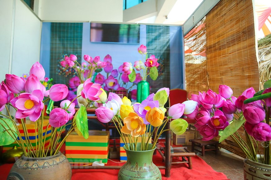 各种颜色都是从村里草木提取出来的，制作出青仙纸花别具一格的颜色。为了将制作技巧达到技术熟练水平，前辈给后辈传艺的传统得到村民保留和发扬，将传统手工艺世代相传。 每逢春节来临之际， 青仙 村民都忙于制作纸花，大大弘扬了本地传统手工艺产品—纸花。图自Vietnam+