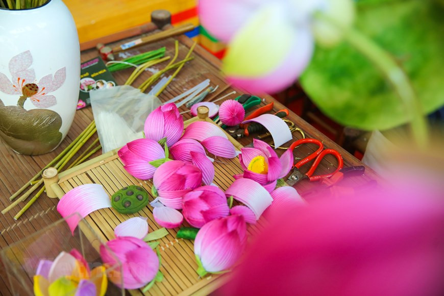 在阮朝时期，这里民众一年到头都是“面朝黄土 背朝天”。顺滑一代气候严苛，晒的时候暴晒，下雨的时候就到处湿漉漉，持续几个月都是这样。当地人得全盘考虑一年的生计，所以，制作纸花就出现，距今这个纸花手工艺村已经有300余年的历史。图自Vietnam+