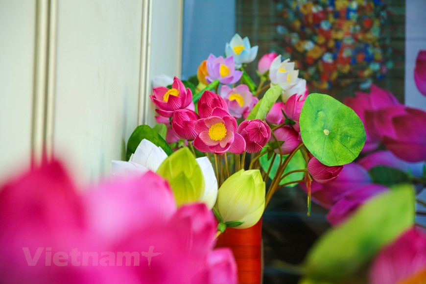 在越南中部地区的承天顺化省，有一个“纸花村”，这里的人们每年第三季度末开始晒竹子、藤条，到了次年1月就开始制作纸花，在春节前出售。这个远近闻名的纸花村就是富旺县富茂乡清先村，位于香江下游。距离顺化市区仅仅7公里。图自Vietnam+