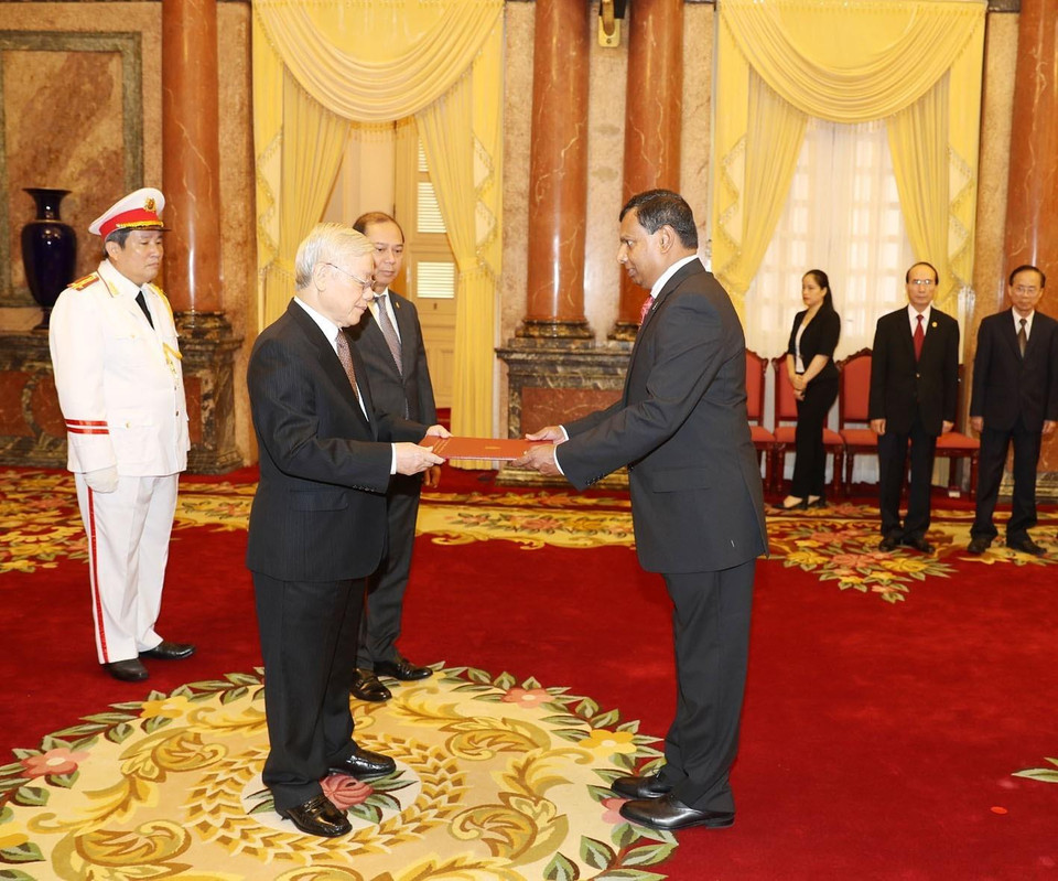 阮富仲接受、斯里兰卡驻越特命全权大使Sampath Prasanna Walpita Gamage递交国书。图自越通社