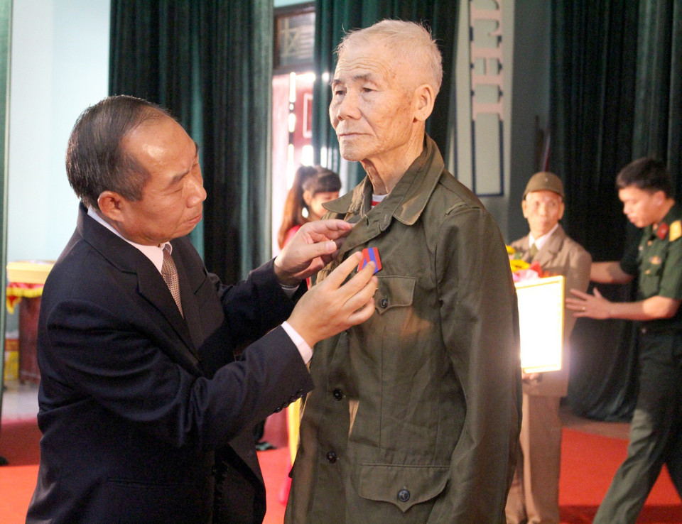 北江省领导代表向援老越南志愿军和专家授予勋章。图自越通社 