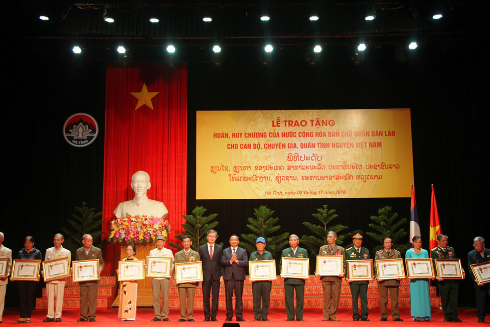 河静省向援老越南志愿军和专家颁发奖状。图自越通社