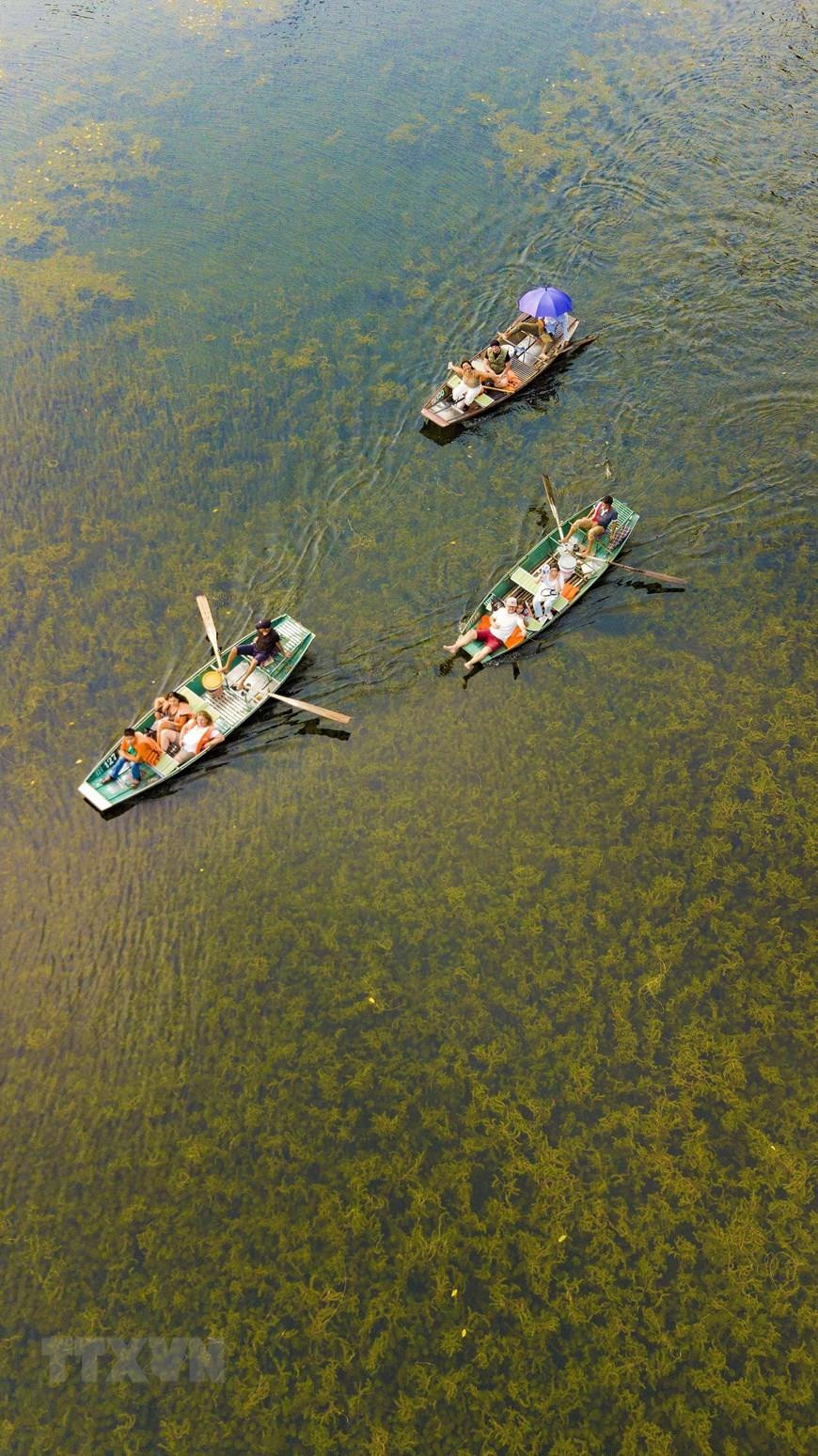 游客坐船探索三谷之美。图自越通社