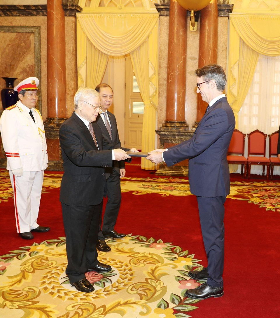 阮富仲接受欧盟驻越特命全权大使Pier Giorgio Federico Aliberti递交国书。图自越通社