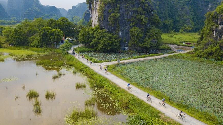 游客坐船探索三谷之美。图自越通社