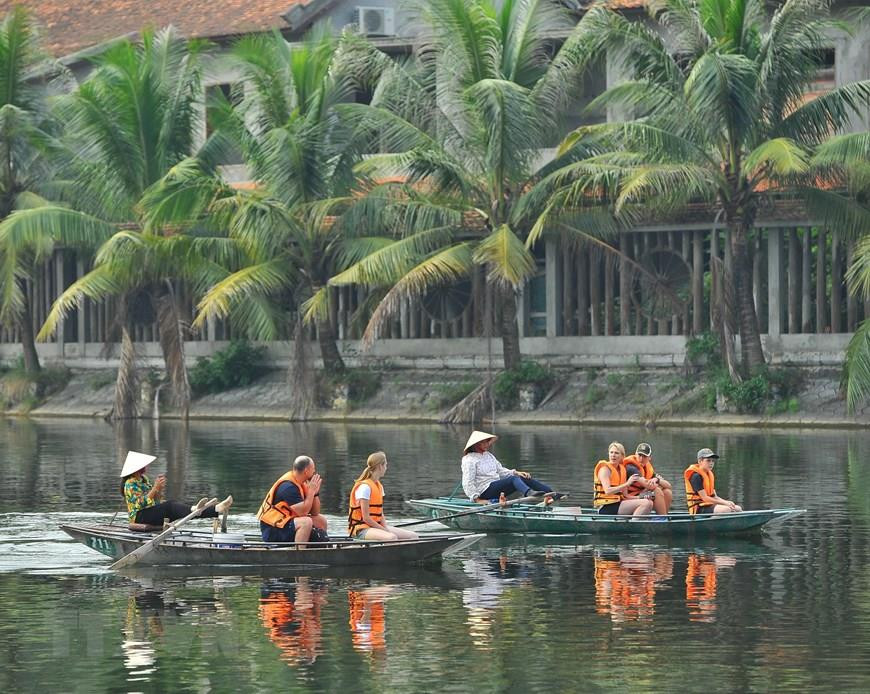游客坐船探索三谷之美。图自越通社
