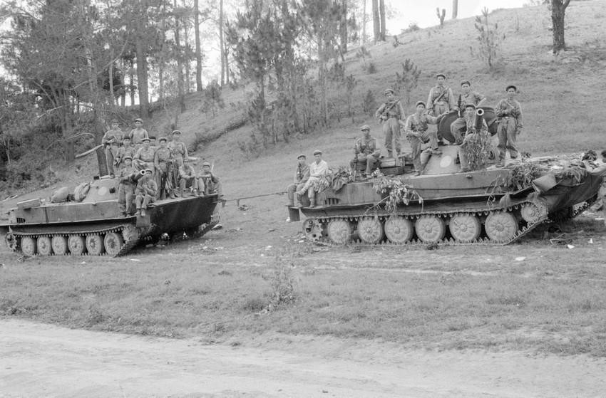 越南志愿军和专家帮助老挝革命在抗美和抗法战争取得的光荣胜利。（资料图）