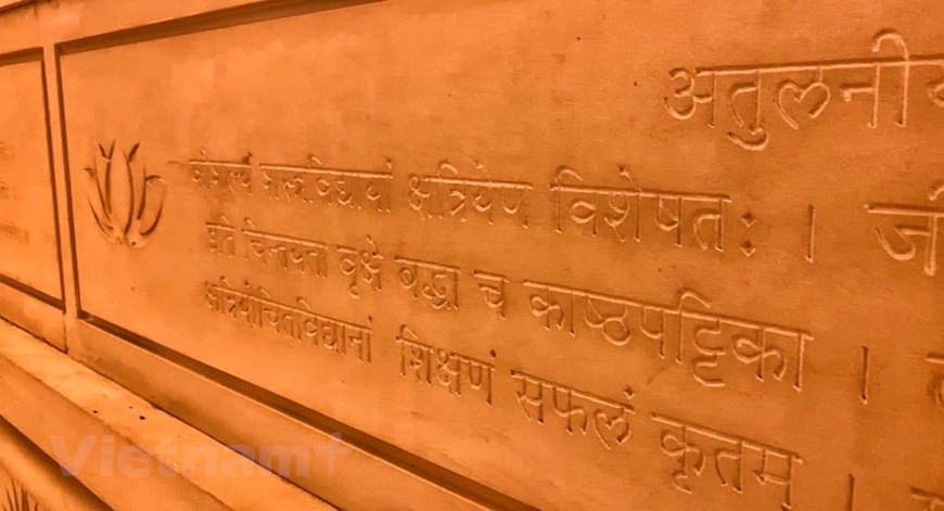 佛塔内的墙壁上雕刻着佛陀的传说。图自Vietnam+