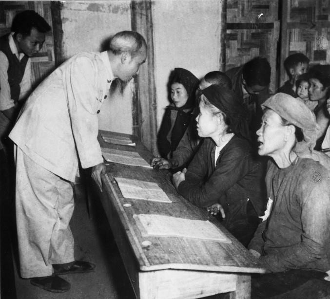 胡志明主席走访河内市的一个扫盲班。图自越通社