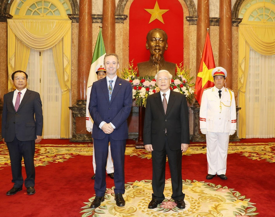 阮富仲接受爱尔兰驻越特命全权大使John Mc Cullagh递交国书。图自越通社