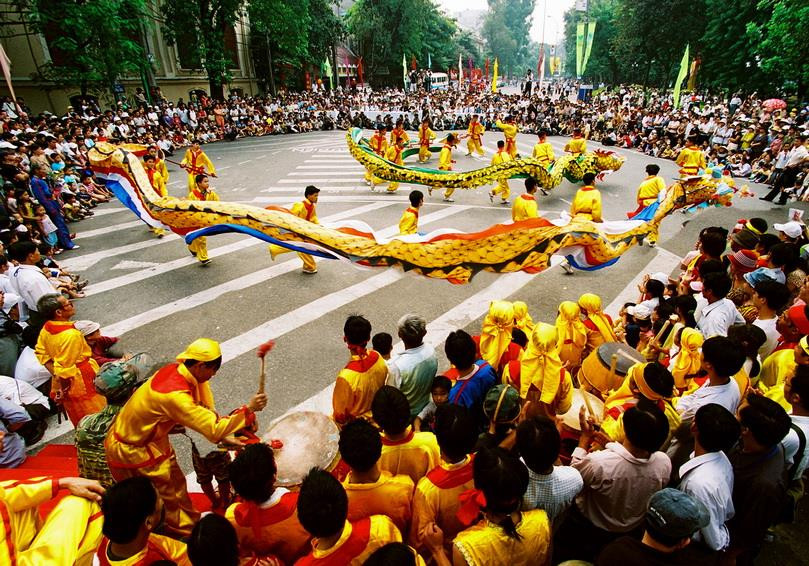 在还剑湖步行街举行的舞龙活动。图自越通社