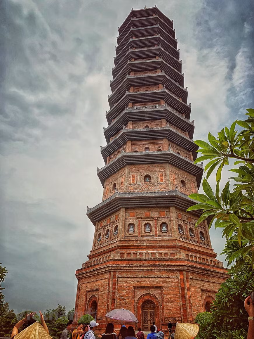 沛顶寺的宝塔高达13层，吸引着众多的游客前来参观。这座宝塔是保存印度佛骨舍利的地方，其被视为东南亚最好的宝塔。站在宝塔顶层，游客能看到美丽的宝塔全景。图自Vietnam+