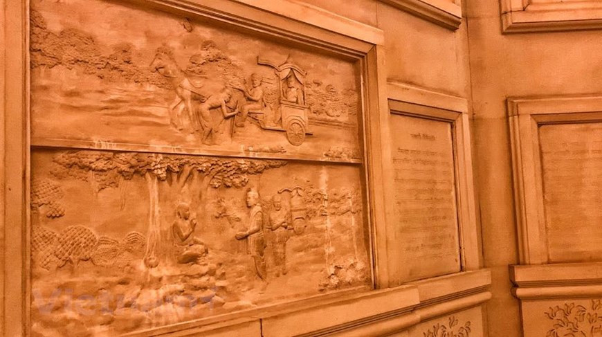 佛塔内的墙壁上雕刻着佛陀的传说。图自Vietnam+