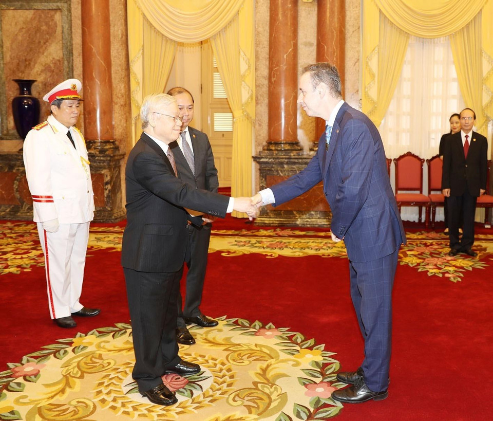 阮富仲接受爱尔兰驻越特命全权大使John Mc Cullagh递交国书。图自越通社