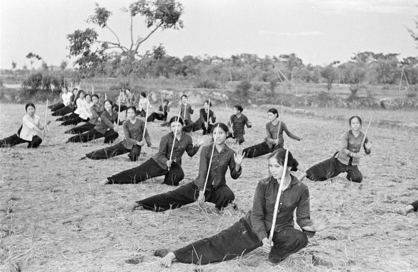 在抗美时期，越南妇女进行军事训练，为捍卫祖国贡献力量。图自越通社