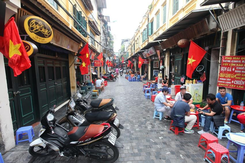 居民和游客在谢现街(酒吧街)喝啤酒。图自越通社