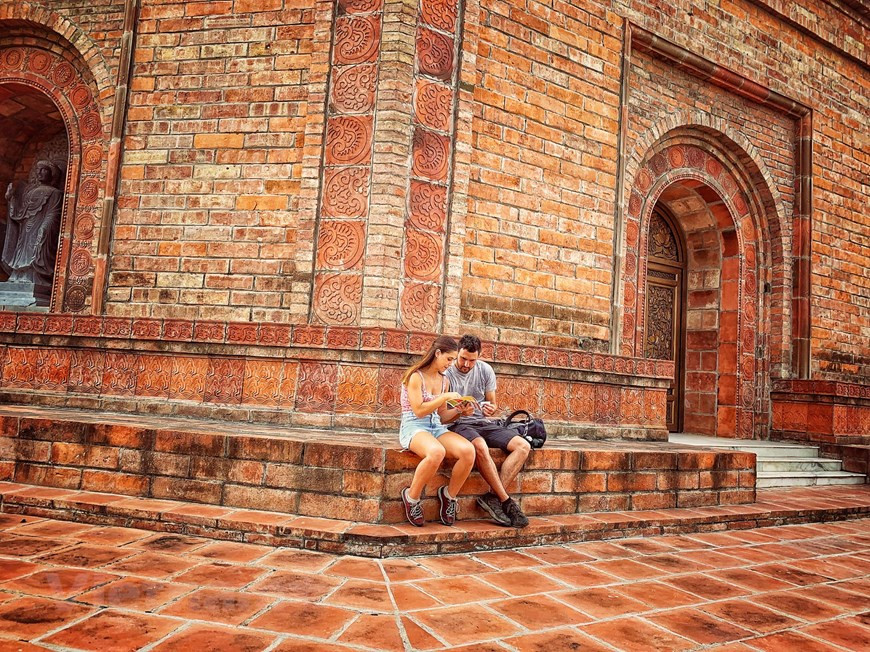 国际游客在宝塔脚下看导游图。图自Vietnam+