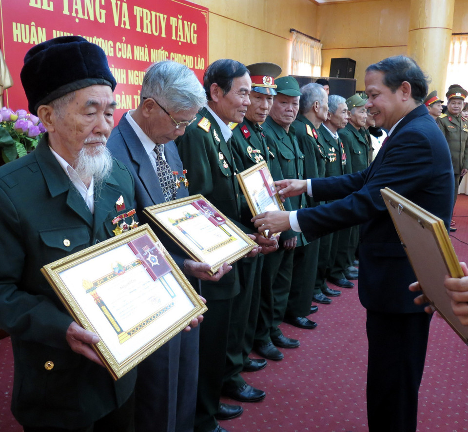 北件省向援老越南志愿军和专家颁发奖状。图自越通社
