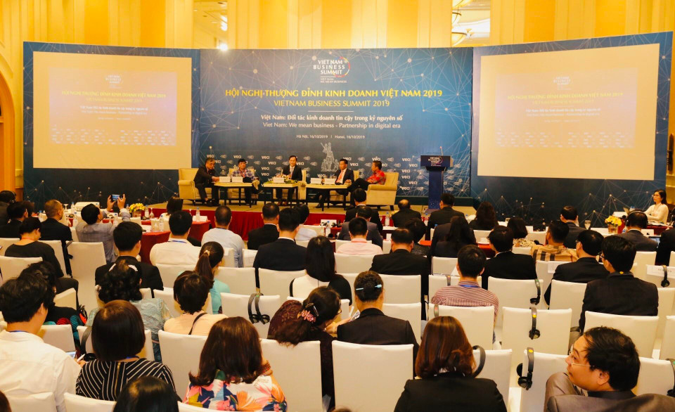 各位代表在会上互相交流。图自越通社