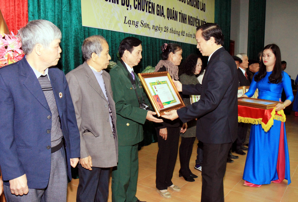 谅山省向援老越南志愿军和专家颁发奖状。图自越通社