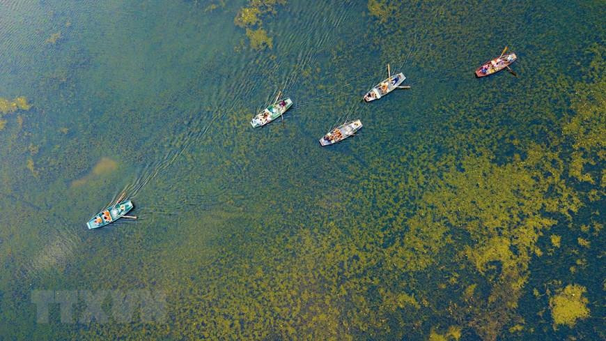 游客坐船探索三谷之美。图自越通社