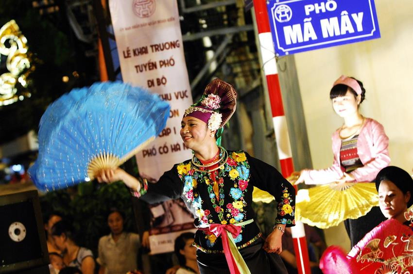 在河内古街的文艺活动。图自越通社