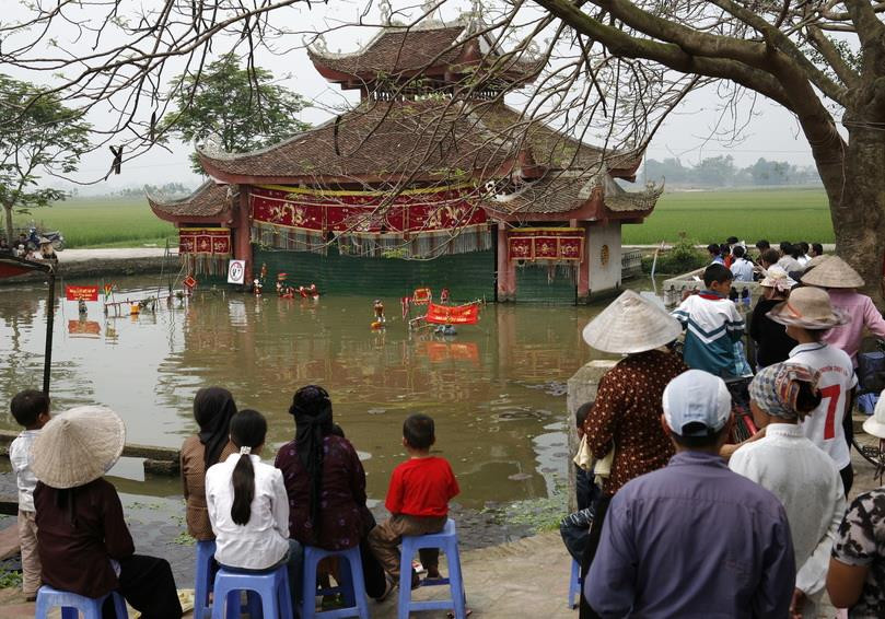 水上木偶戏——东英县具有300年历史的传统艺术。图自越通社