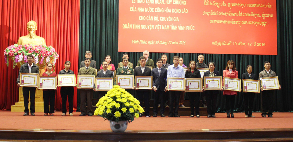 永福省向援老越南志愿军和专家颁发奖状。图自越通社
