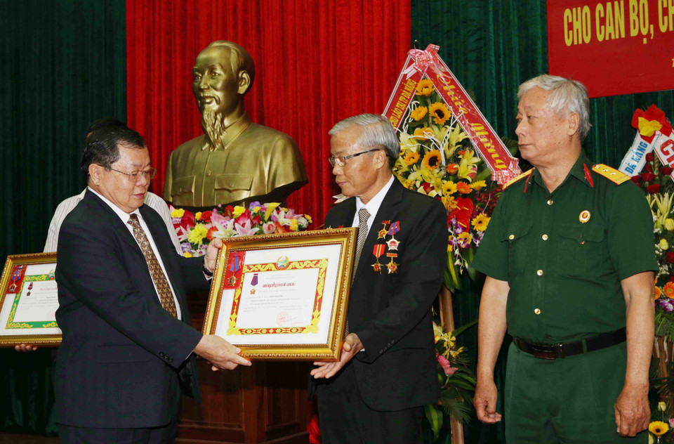 岘港市向援老越南志愿军和专家颁发奖状。图自越通社