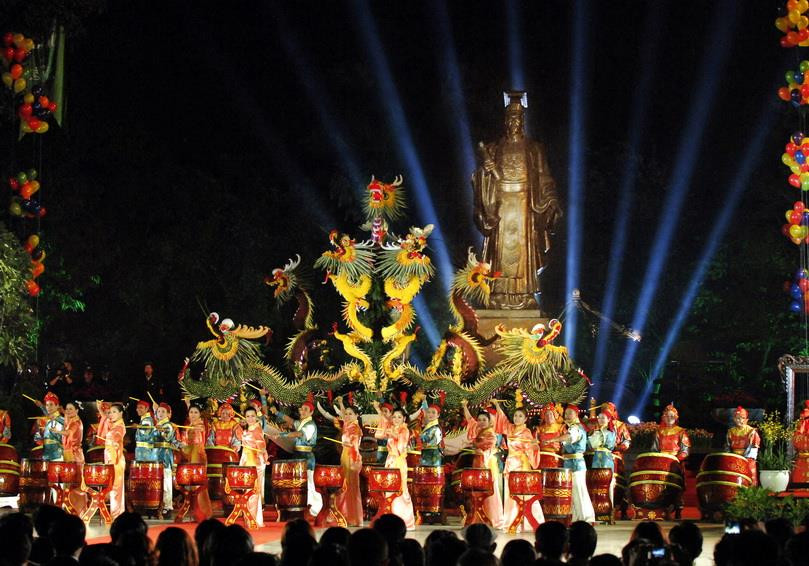 在李太祖塑像广场举行庆祝升龙－河内建城千年的艺术表演活动。图自越通社