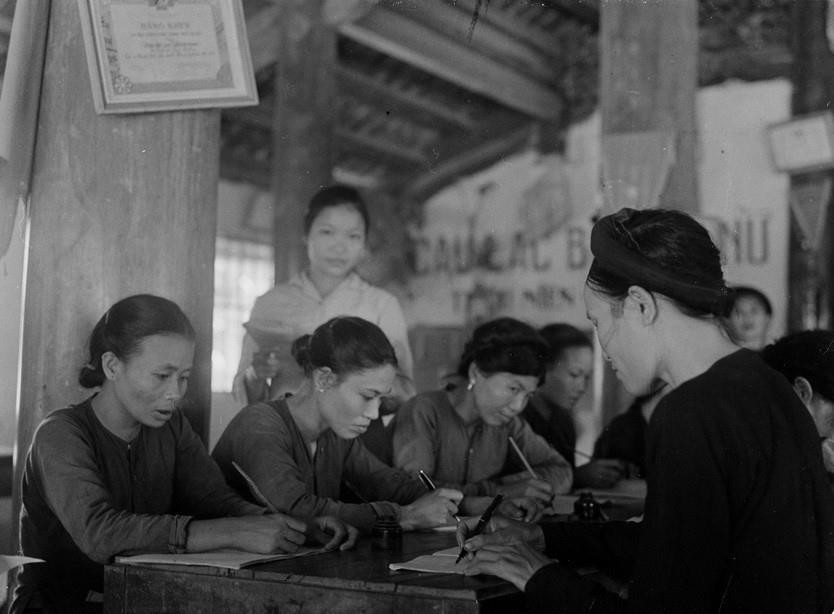 为提高越南妇女文化水平开办扫盲班。图自越通社