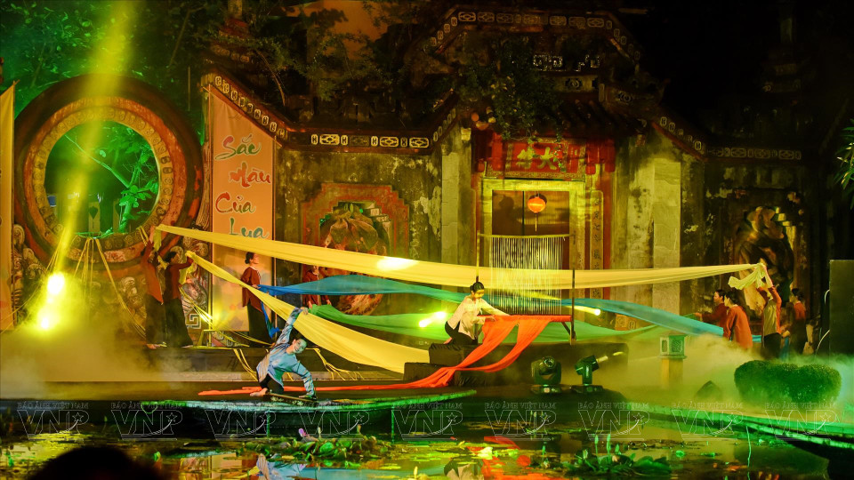 充满浪漫色彩的丝绸。图自越通社《越南画报》