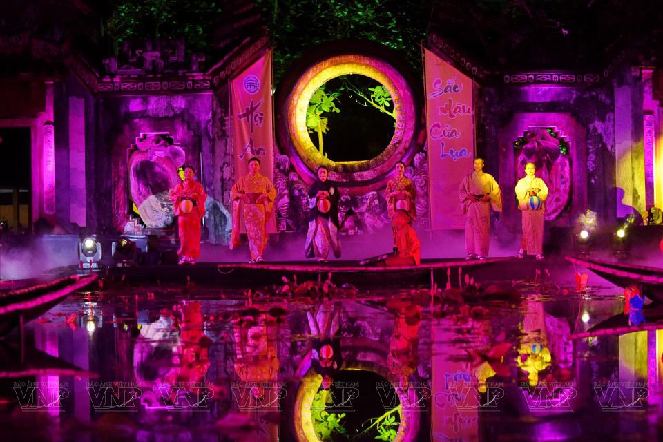 ‘会安--充满浪漫色彩的丝绸之地’艺术晚会上，在场观众可看到昔日会安里的越日文化交汇烙印。图自越通社《越南画报》