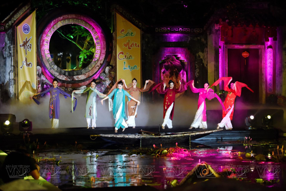 丝绸的柔软与优雅衬托出广南省妇女的独有之美。图自越通社/《越南画报》