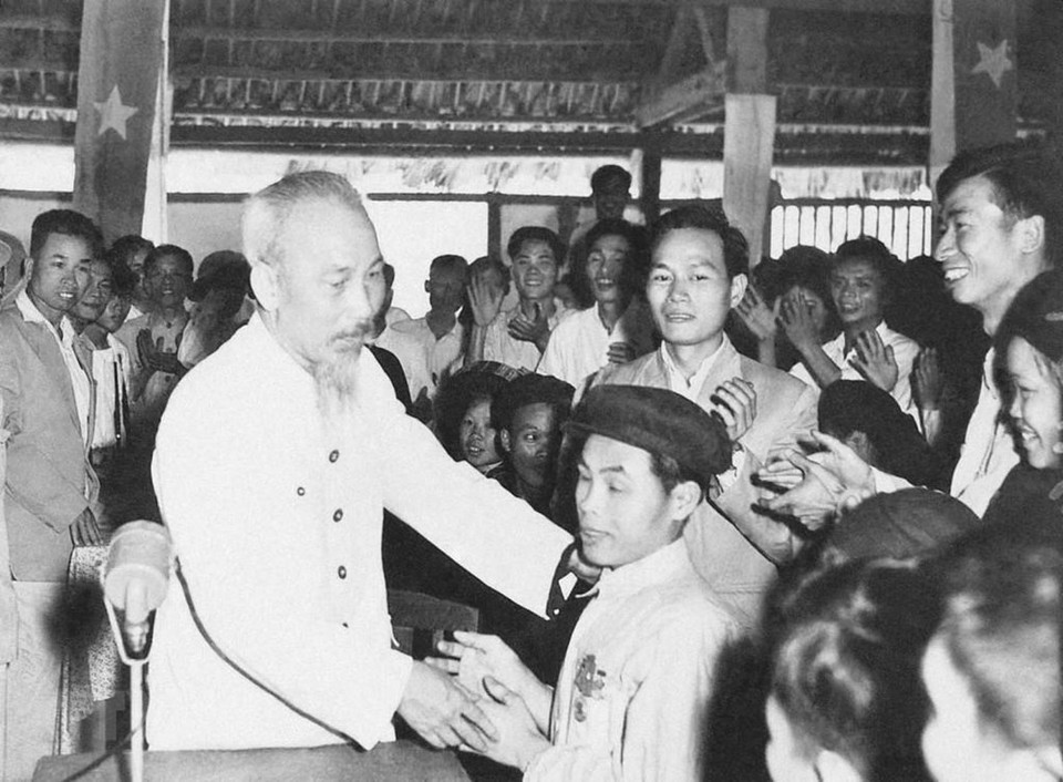 胡志明主席一直向爱国竞赛运动的模范代表给予关心、鼓励和赞赏。图中：1960年3月13日胡志明主席慰问爱国竞赛战士范忠盆，他尽管双眼失明，但拥有许多农具改造的新创意。图自越通社