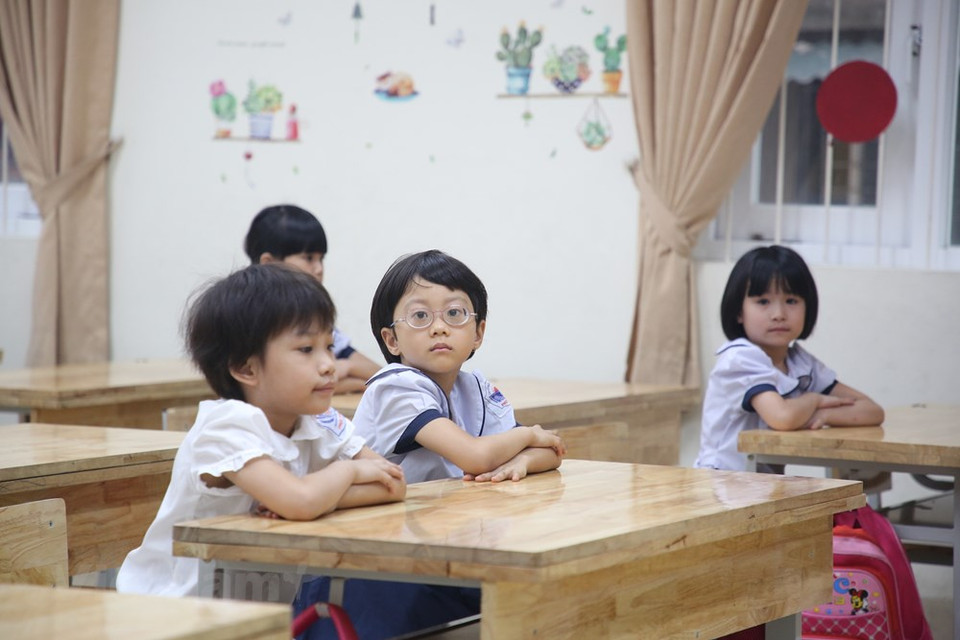 在重返校园的第一节课，老师向学生介绍有关防疫措施的信息。越通社记者 明山 摄