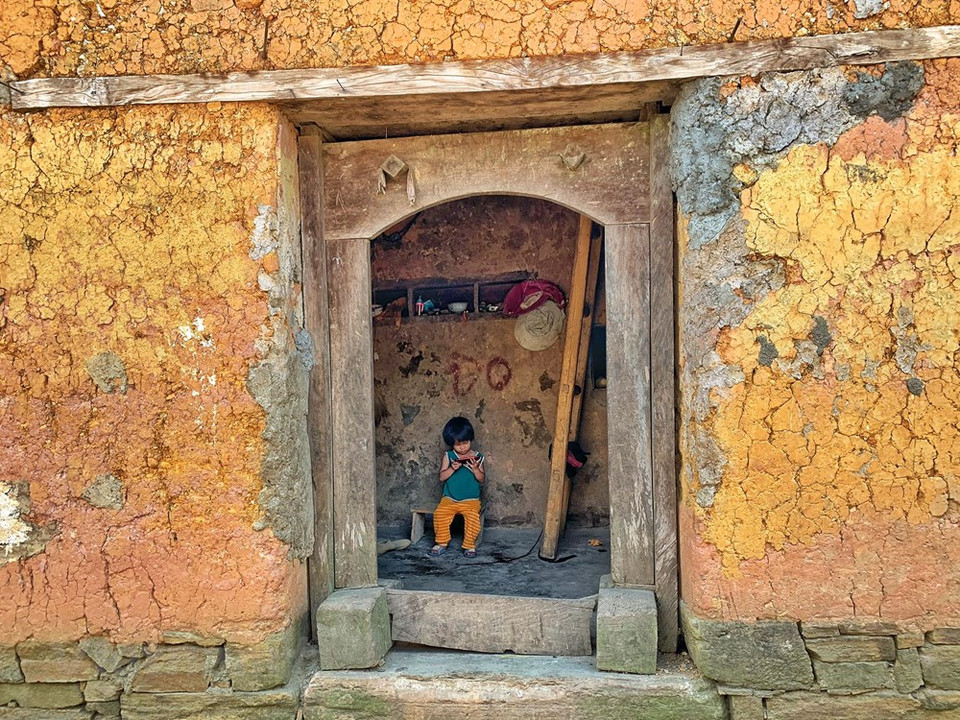 各夯土墙房屋从外看、结构、建筑、摆设空间等都一模一样。Vietnamplus记者春梅 摄