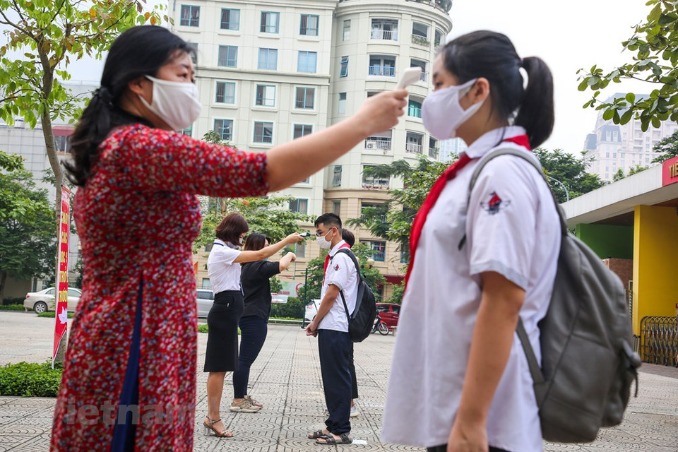 所有学生都要严格遵守体温测量和保持距离的规定。越通社记者 明山 摄