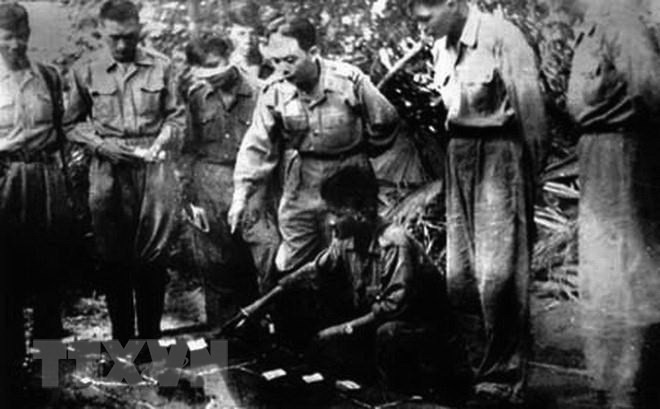 武元甲大将指导展开冬春作战计划。图自越通社