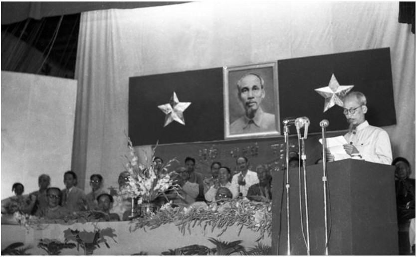 胡主席在1955年9月5日至10日在河内举行的全国统一民族阵线大会开幕式上致辞，决定成立越南祖国阵线，以继承联越阵线的事业。图自越通社