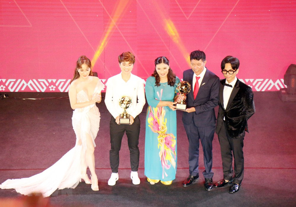 阮氏雪银球员和段文厚球员荣获最佳年轻球员奖。越通社记者进力 摄